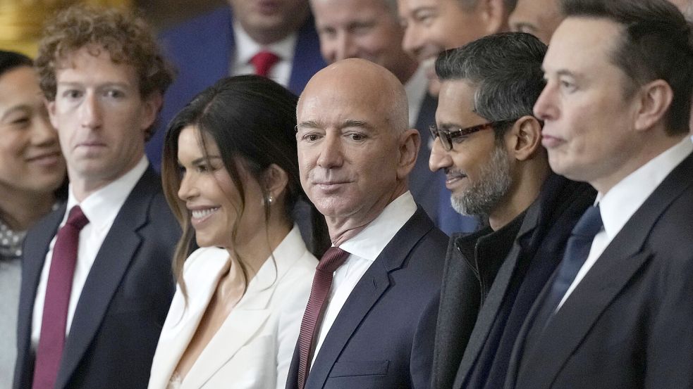 Mark Zuckerberg (von links), Lauren Sánchez, Jeff Bezos, Sundar Pichai und Elon Musk sitzen bei der Amtseinführung noch vor den Kabinettsmitgliedern in der ersten Reihe. Foto: IMAGO /UPI Photo/Julia Demaree Nikhinson