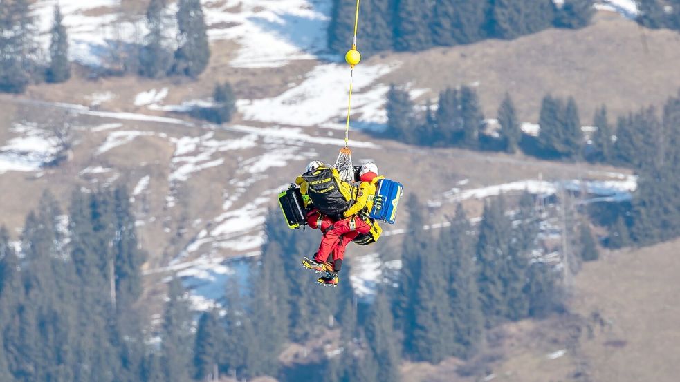 Zwei Fahrer mussten nach Stürzen im Super-G von Kitzbühel per Hubschrauber geborgen werden. Foto: Expa/Johann Groder/APA/dpa