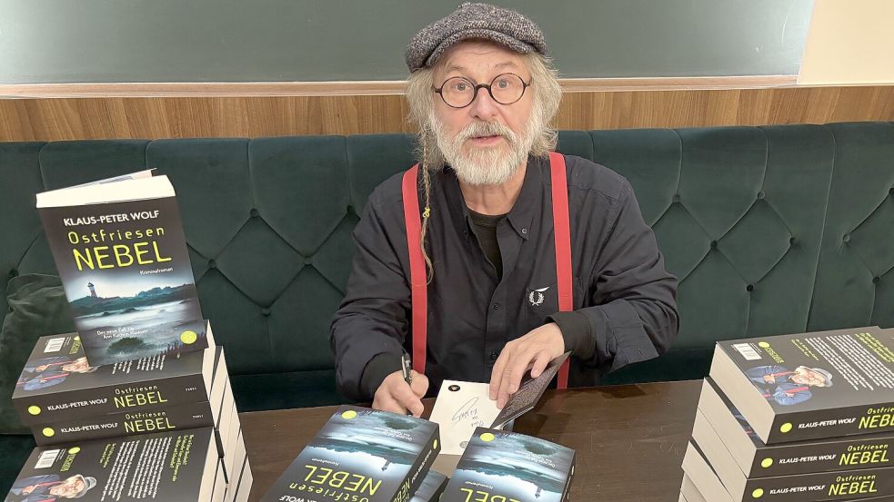 Klaus-Peter Wolf muss derzeit Hunderte Bücher seines neuen Romans Ostfriesennebel signieren, der am 29. Januar erscheint. Foto: Rebecca Kresse