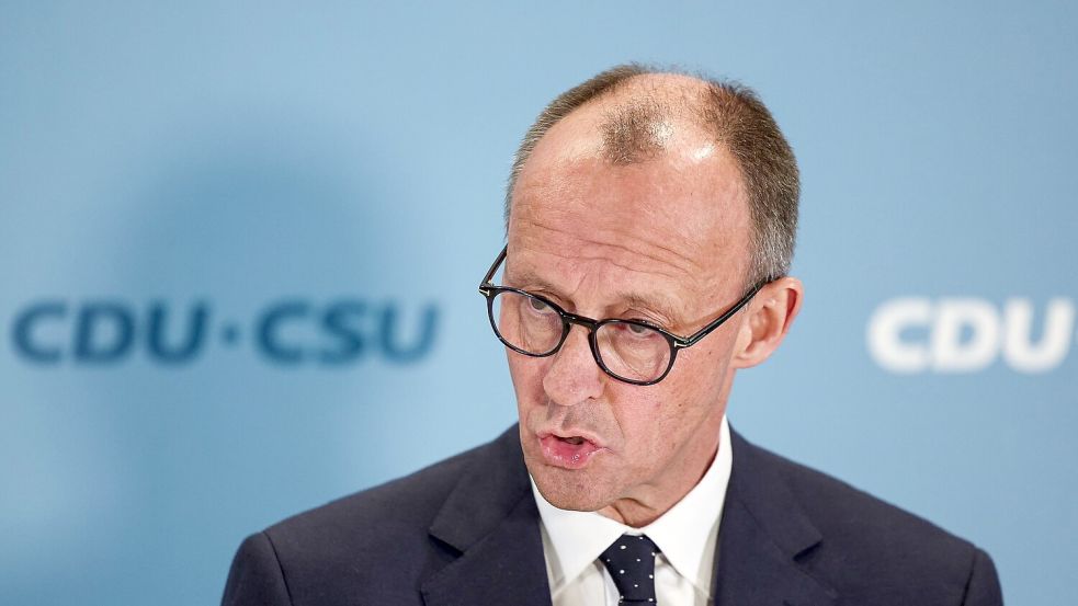 Unionskanzlerkandidat Friedrich Merz will im Bundestag noch vor der Wahl schärfere Migrationsregeln zur Abstimmung stellen. Foto: Hannes Albert/dpa