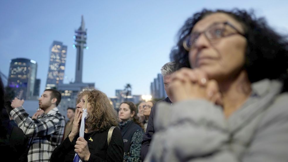 In Israel verfolgten Menschen vergangenes Wochenende die Freilassung dreier Geiseln. (Archivbild) Foto: Oded Balilty/AP/dpa