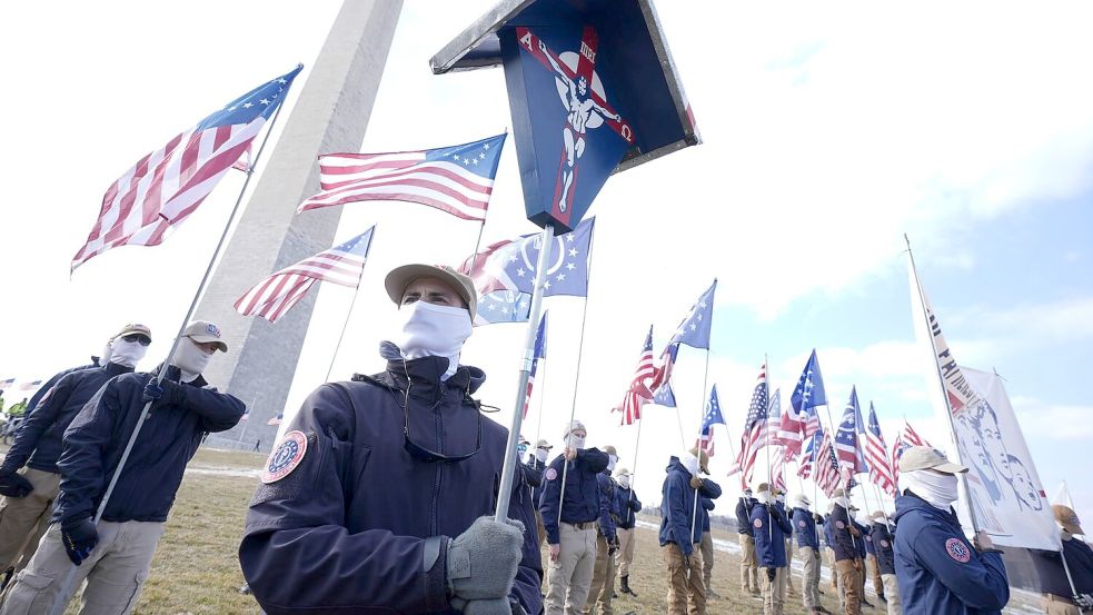 Provokation in der US-Hauptstadt: Mitglieder der „Patriot Front“ haben sich vor dem Washington Monument positioniert. Foto: Manuel Balce Ceneta/AP/dpa