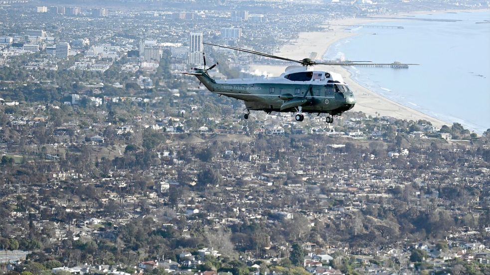 Nach dem Überflug über die Brandgebiete zeigte sich Trump schockiert. Foto: Mandel Ngan/Pool AFP/AP/dpa