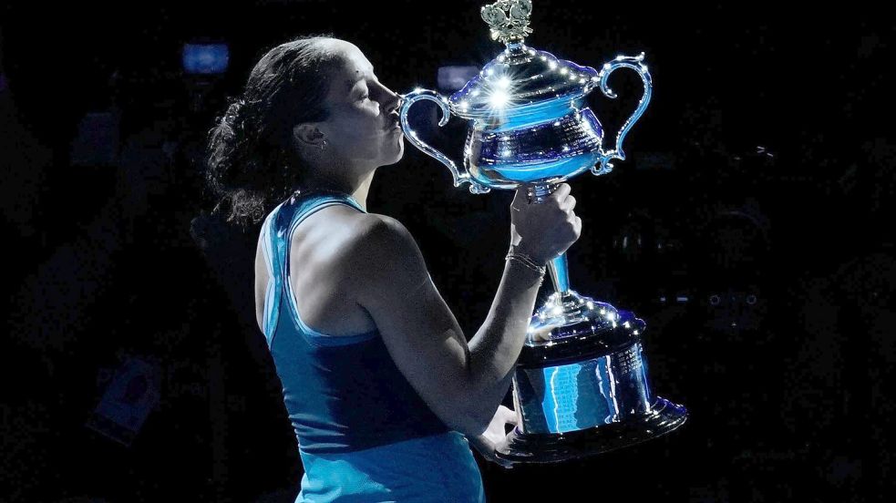 Madison Keys wollte den Pokal gar nicht mehr aus den Händen geben Foto: Vincent Thian/AP/dpa