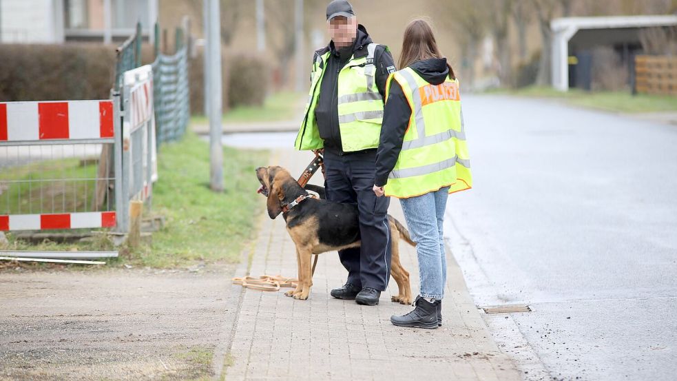 Nach dem Fund einer Leiche sucht die Polizei nun die Untermieterin des Opfers. Foto: Stefan Rampfel/dpa