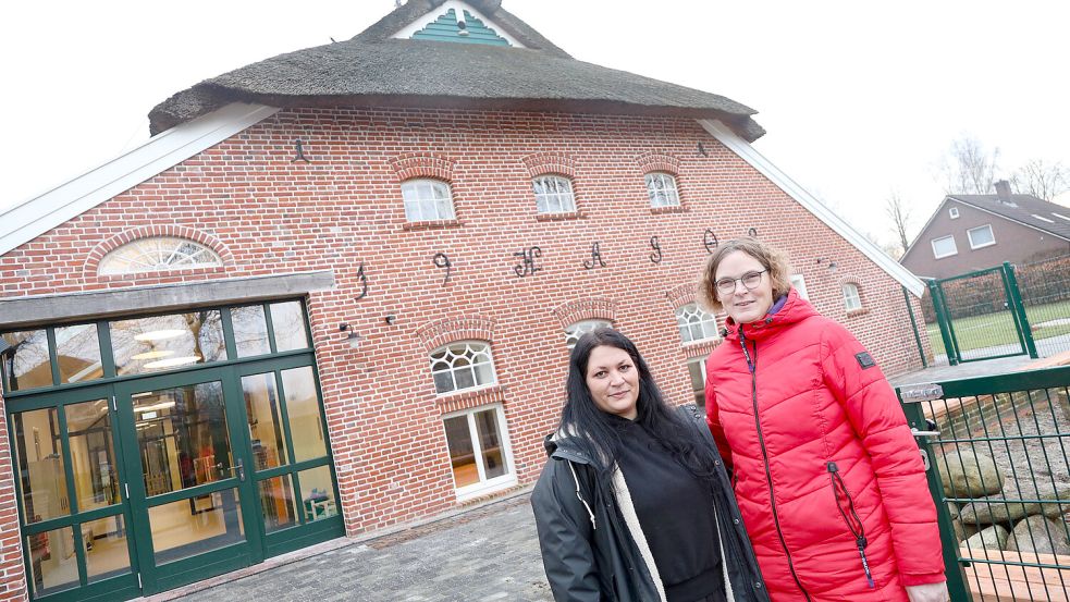 Krippenleiterin Janny Steinheuser (links) und Kitaleiterin Katharina Kleemann vor dem Haupteingang der Gulfhof-Kita in Westerende-Kirchloog. Foto: Romuald Banik