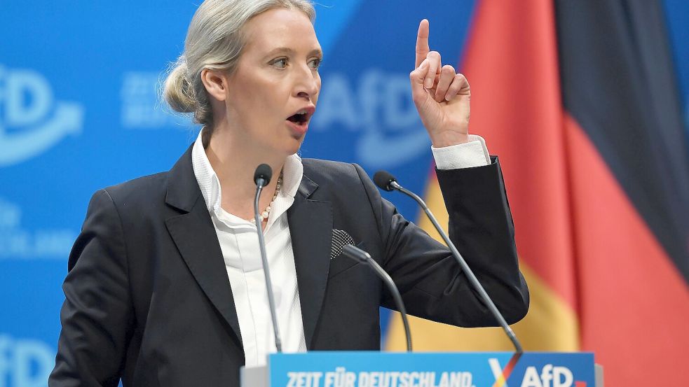 Alice Weidel bebend: „Und dann heißt es eben Re-mi-gration!“ Sie ist auf dem Parteitag im sächsischen Riesa zur ersten Kanzlerkandidatin der AfD gekürt worden. Foto: imago/Revierfoto