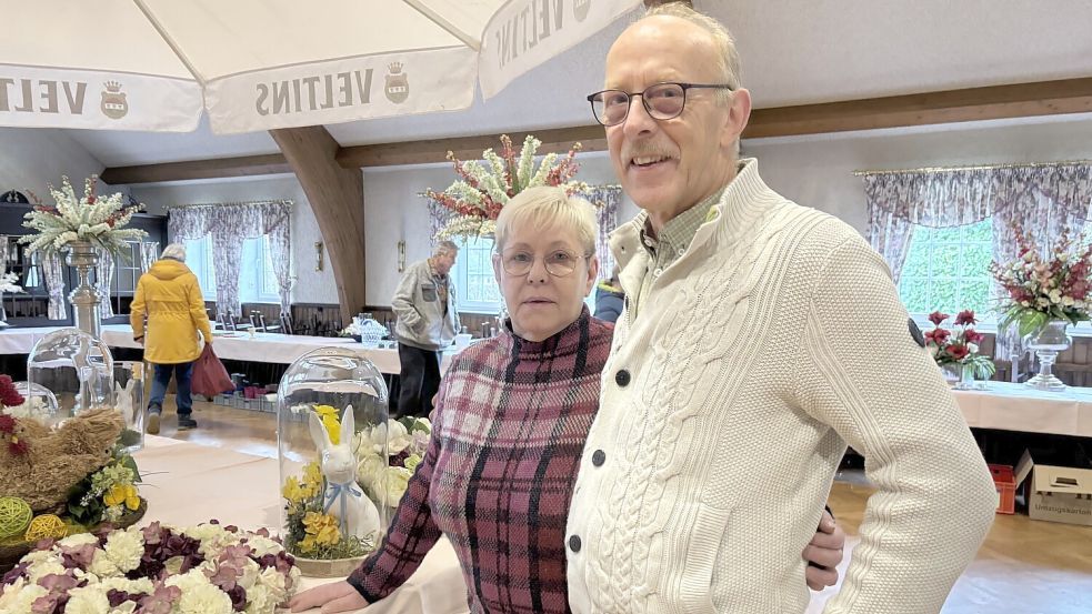 Brigitte und Hans Daudert verabschiedeten sich am Sonntag mit einem Dekoverkauf vom Weißen Pferd. Foto: Christin Wetzel