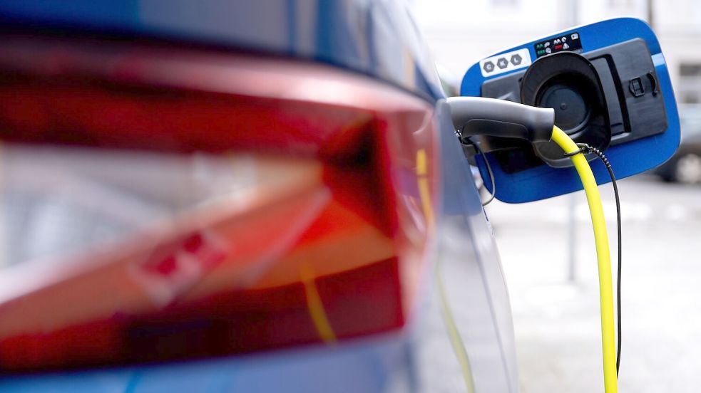 Elektroauto beim Laden. Im zweiten Halbjahr könnten die Preise purzeln. (Symbolbild) Foto: Sven Hoppe/dpa