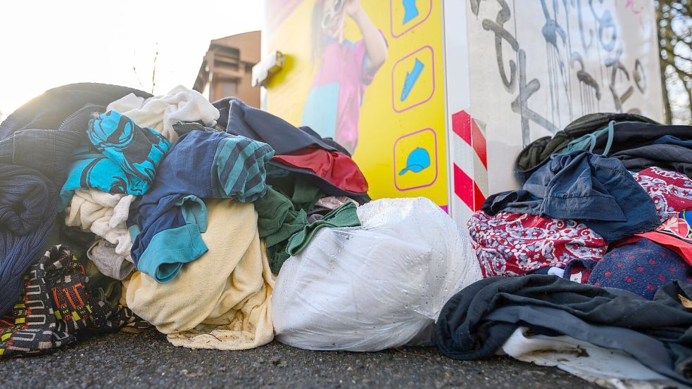 In Deutschland landen viele Textilien im Müll (Symbolbild) Foto: Hendrik Schmidt/dpa