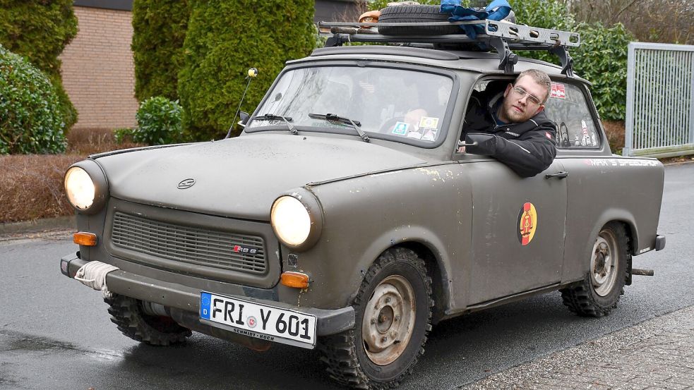 Einen Ersatzreifen hat Max Cornelius vorsichtshalber noch auf den Dachgepäckträger geschnallt. Auch der halbe Kofferraum ist voll mit Ersatzteilen. Foto: Ullrich