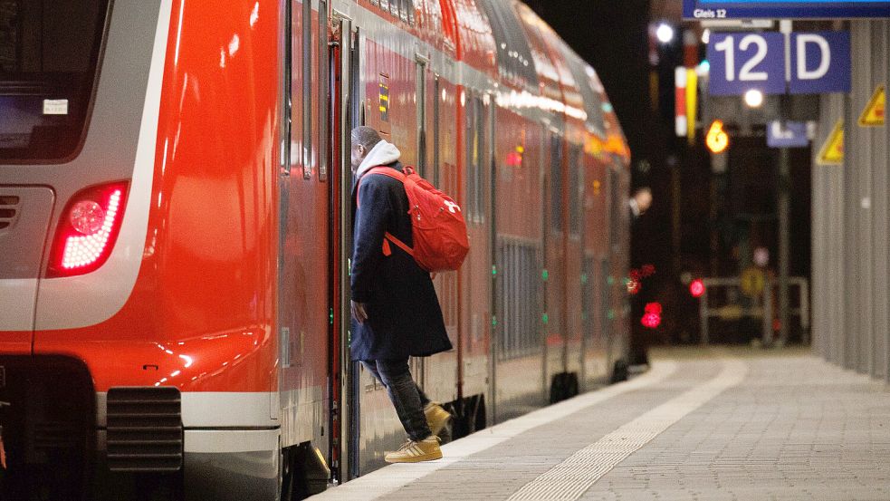 Die Verkehrsunternehmen raten dazu, das Deutschlandticket nur bei offiziellen Anbietern zu erwerben. Foto: dpa/Lando Hass