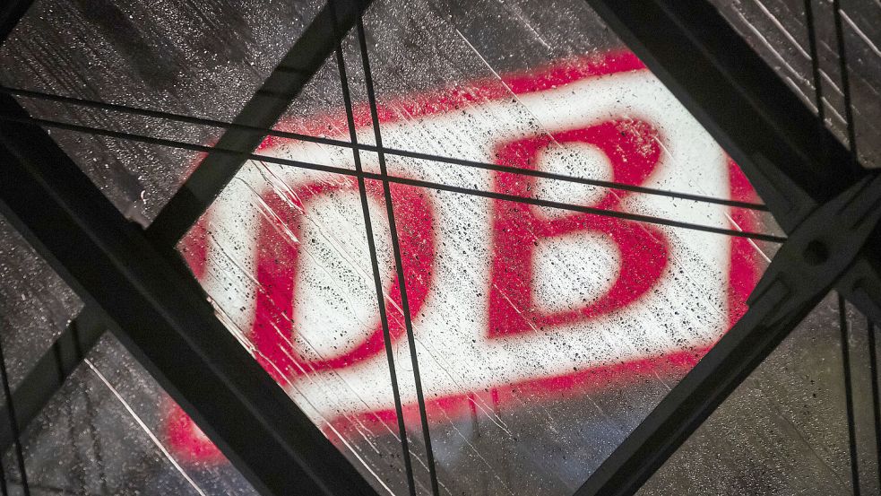 DB-Logo im Regen: Die Bahngewerkschaft EVG fordert deutlich höher Entgelte für die 192.000 Beschäftigten der Deutschen Bahn. Foto: dpa/Christoph Soeder