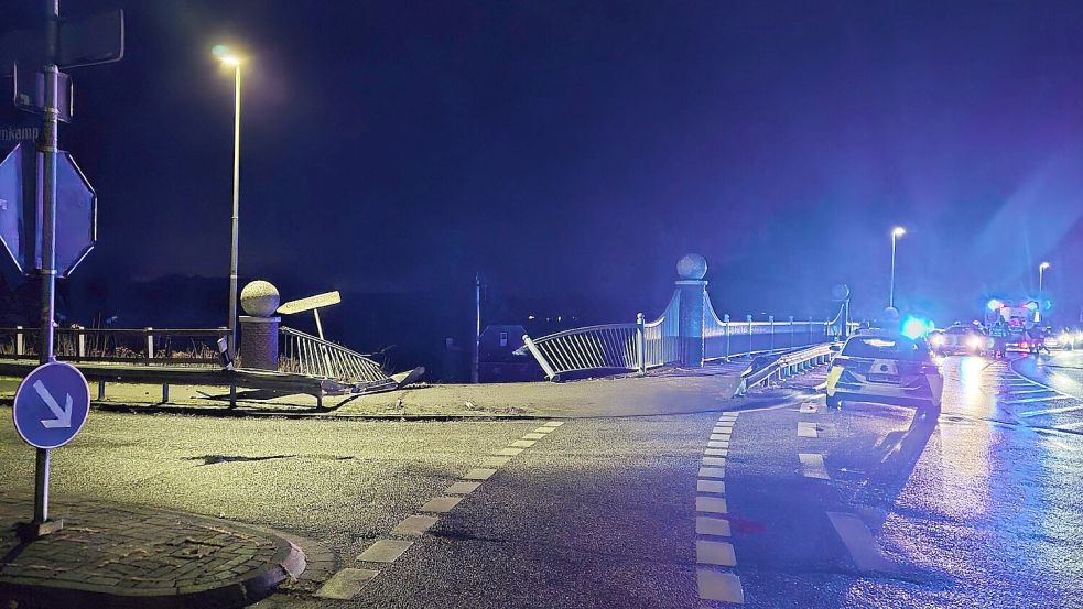 Der Fahrer war mit seinem Wagen von der Westersteder Straße abgekommen und durch das Brückengeländer gefahren. Foto: Polizei