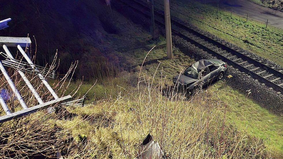 Das Auto blieb kurz vor den Gleisen stehen. Foto: Polizei