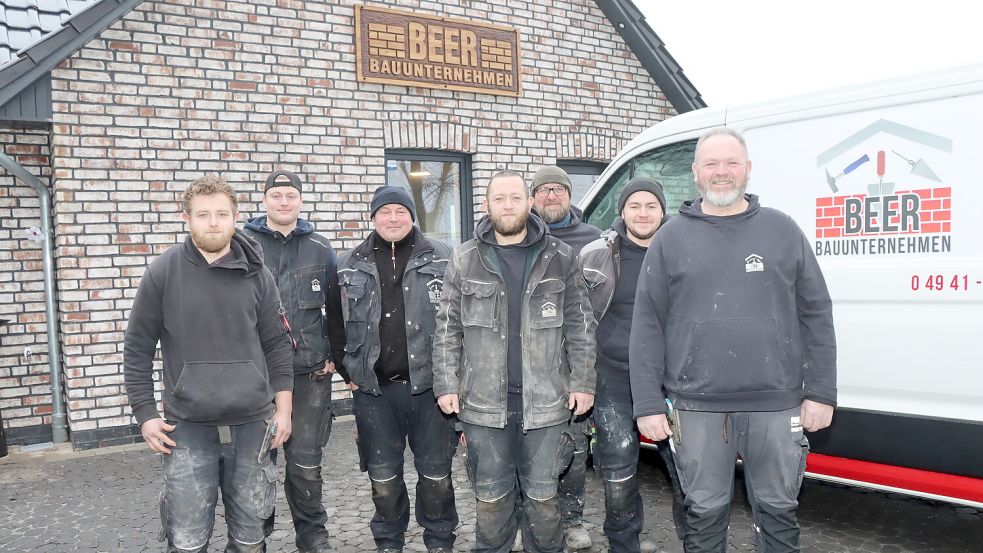 Gundolf Beer (rechts) und sein Team freuen sich über den neuen Firmensitz in Münkeboe. Fotos: Wittich