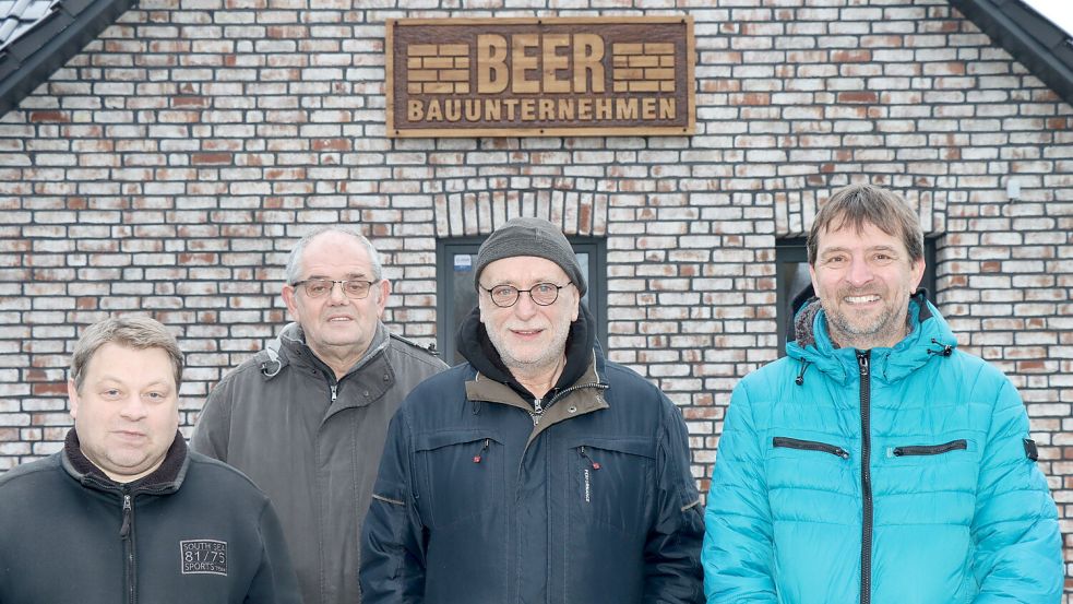 Die Mitglieder der OG haben das Firmenschild aus Eichenholz geschnitzt übergeben. Im wahrsten Worte eine Aushängeschild für die Qualität des Bauunternehmens. Im Bild von links: Mathias Stammnitz, Michael Hadanschek, Rewert Schoone und Adolf Aukes.