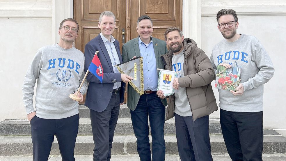 Zum Wimpeltausch haben Ganderkesees Bürgermeister Ralf Wessel (2.v.l.) und Hudes Bürgermeister Jörg Skatulla (3.v.l.) in Berlin bei Thomas Schmitt, Klaas Heufer-Umlauf und Jakob Lundt (v.l.) vom Podcast Baywatch-Berlin vorbeigeschaut. Foto: Studio Bummens