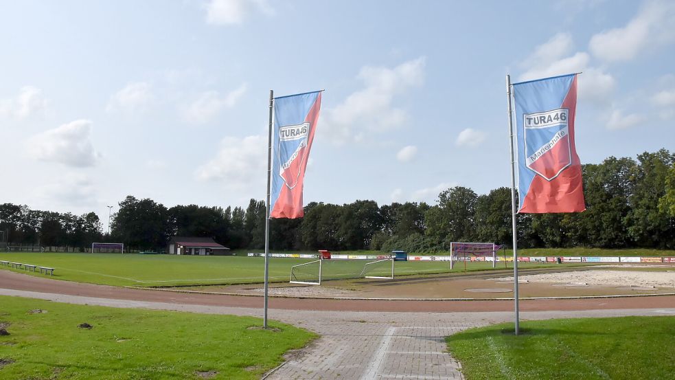 Das alte Sportzentrum in Upgant-Schott ist marode. Gestritten wird darüber, ob es sich lohnt, es zu sanieren, oder eine neue Sportstätte zu bauen. Foto: Thomas Dirks