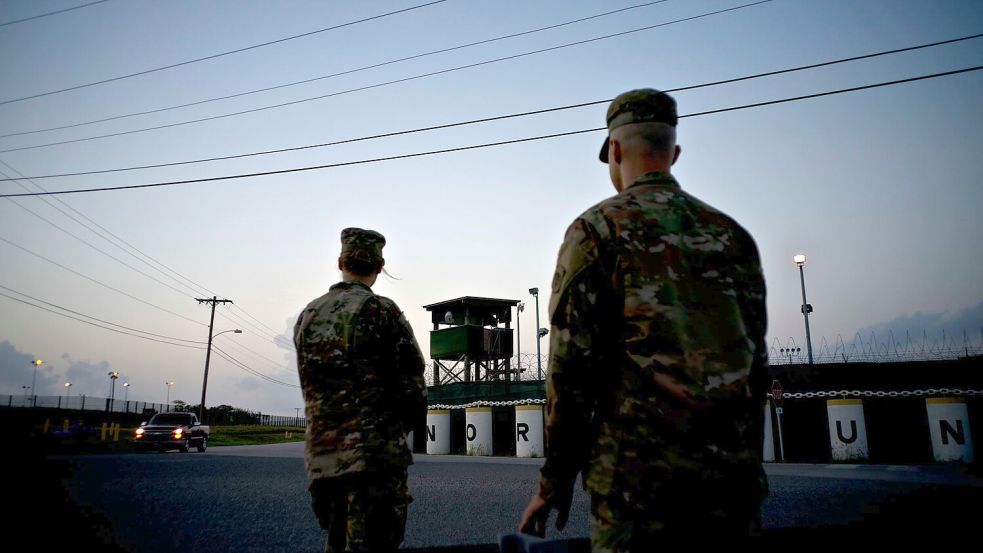 Der US-Marinestützpunkt Guantánamo Bay auf Kuba ist berüchtigt wegen eines umstrittenen Gefangenenlagers, das die Vereinigten Staaten nach den Anschlägen vom 11. September 2001 errichtet hatten. (Archivbild) Foto: Ramon Espinosa/AP/dpa