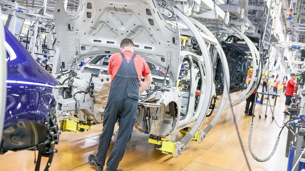 Ein Arbeiter in der Industrie - dort wollen die Unternehmen besonders stark Jobs abbauen. (Archivbild) Foto: Jan Woitas/dpa