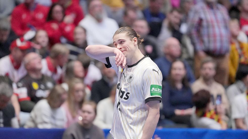 Glaubt trotz des Ausscheidens im WM-Viertelfinale an eine erfolgreiche Zukunft für die deutschen Handballer: Spielmacher Juri Knorr. Foto: Soeren Stache/dpa