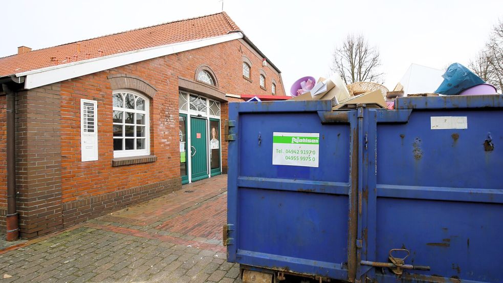 Apothekerin Regina Galonska wollte nicht mit einem Foto in die Zeitung. Deshalb ist hier zu sehen, was von ihrer Apotheke in Strackholt übrig ist: Am Mittwoch, 22. Januar 2025, wanderte die Inneneinrichtung in einen Container. Foto: Böning