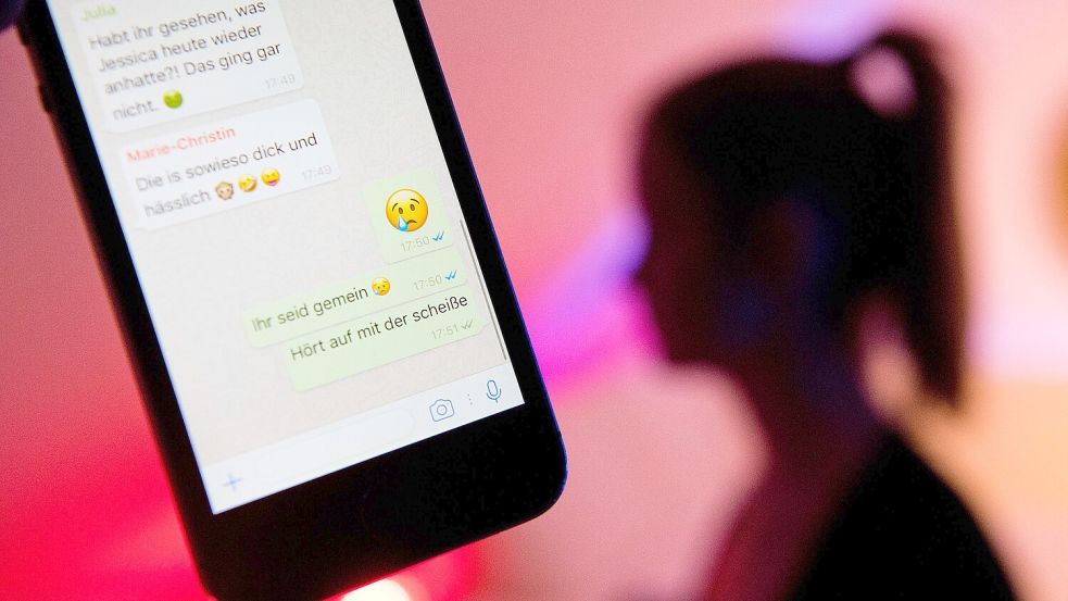 Gemeine Botschaften verbreiten sich schnell über Handychats. Cybermobbing betrifft häufig Jugendliche - und wird auch häufig von Jugendlichen verübt. Foto: DPA