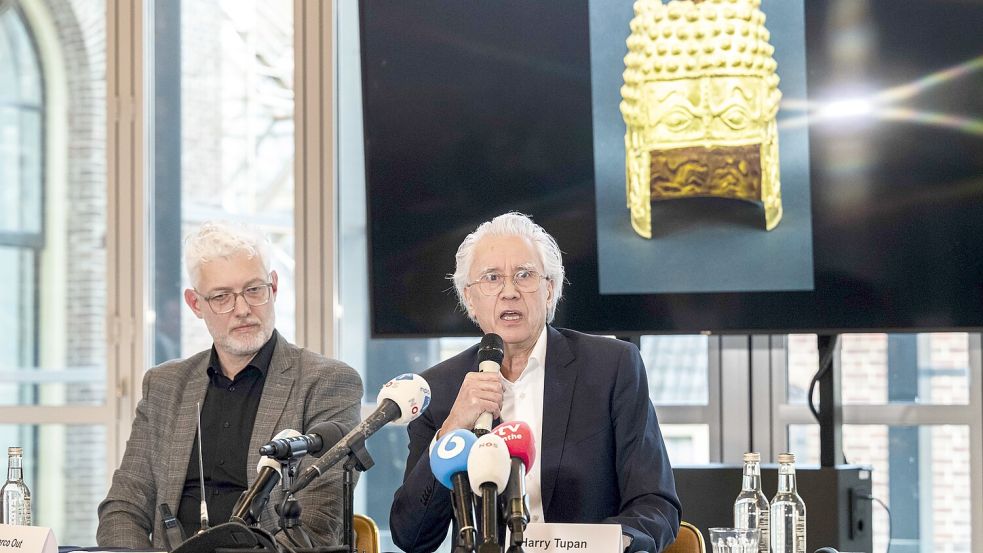 Museumsdirektor Harry Tupan (r.) spricht auf einer Pressekonferenz nach einem spektakulären Kunstraub des Goldhelms im Drents Museum. Foto: dpa/Marcel Jurian De Jong