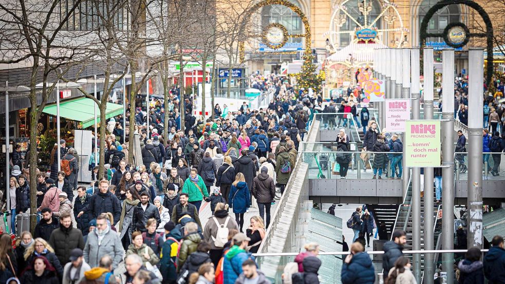 Die Geschäfte waren zur Weihnachtszeit nicht nur in Hannover gut gefüllt. (Archivbild) Foto: Moritz Frankenberg/dpa