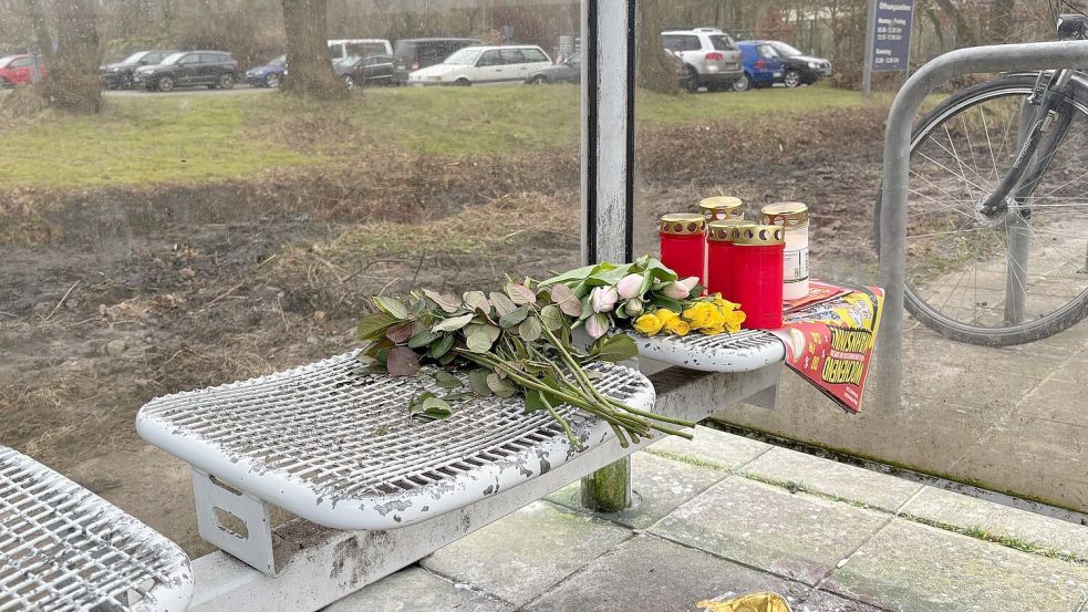 Blumen und Kerzen erinnern an die verstorbene Frau. Foto: Mieke Matthes