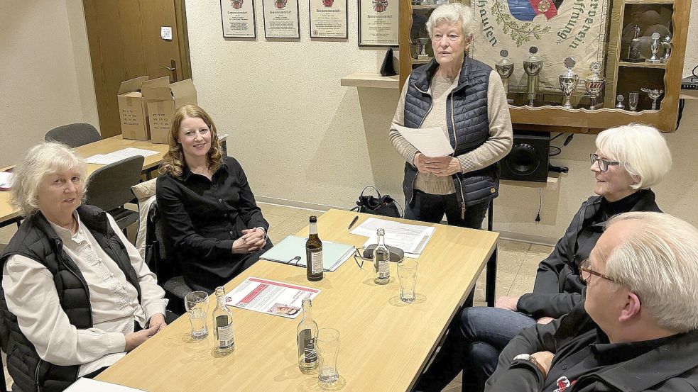 Annegret Cornelius (von links) und Sabine Friedrich-Cornelius als Nachbarn und Freunde, Ortsbürgermeisterin Gerda Küsel und Christa Lindenberg sowie Horst Morgenstern vom Verein Leukin haben die Typisierungsaktion angestoßen. Foto: Karin Böhmer