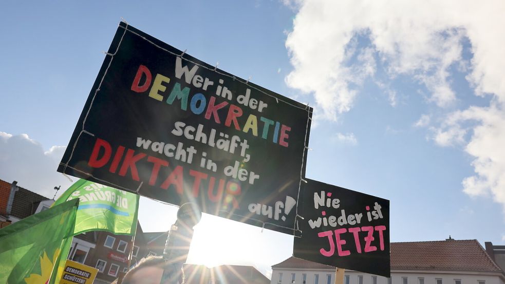 Die Demonstranten aus der Kundgebung für Demokratie in Aurich am Freitagnachmittag haben Plakate dabei. Foto: Hock