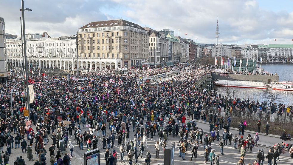 Mehr als 20.000 Menschen nahmen nach Polizeiangaben an der Kundgebung in Hamburg teil - mehr als 5.000 an einer weiteren. Foto: Christian Charisius/dpa