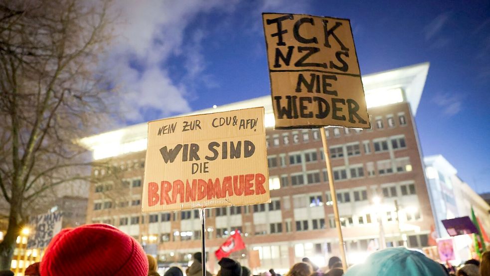 Die Protestierenden in Hamburg bezeichnen sich selbst als Brandmauer zur AfD. Foto: Christian Charisius/dpa