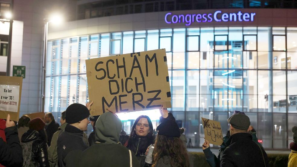 Merz wird in Erfurt mit Protest begrüßt. Foto: Bodo Schackow/dpa