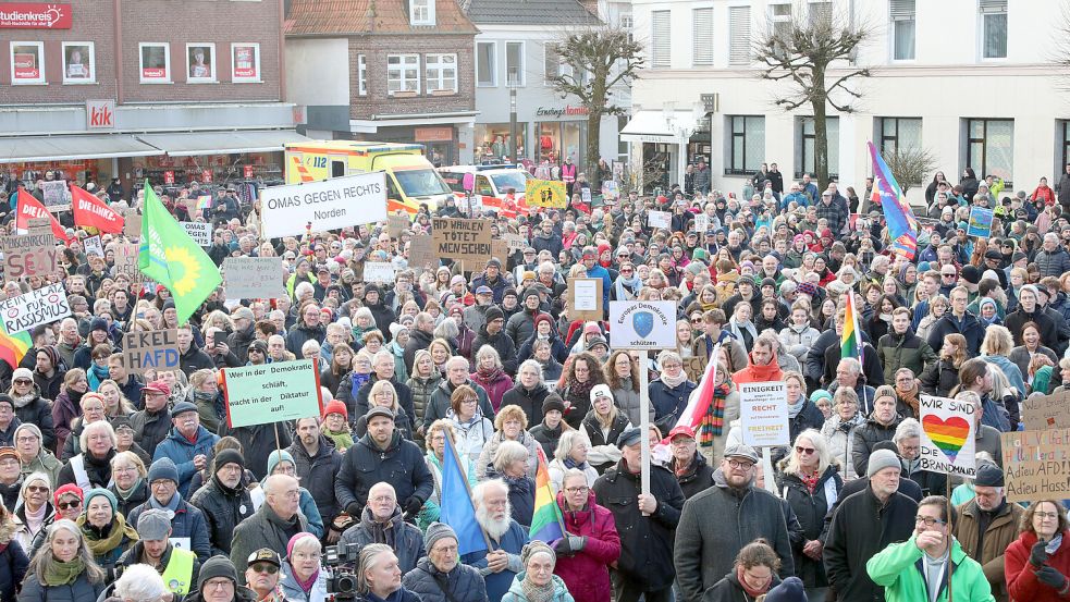 Rund 2500 Menschen aus Aurich und dem Umland hatten sich am Freitag auf dem Marktplatz versammelt. Foto: Romuald Banik