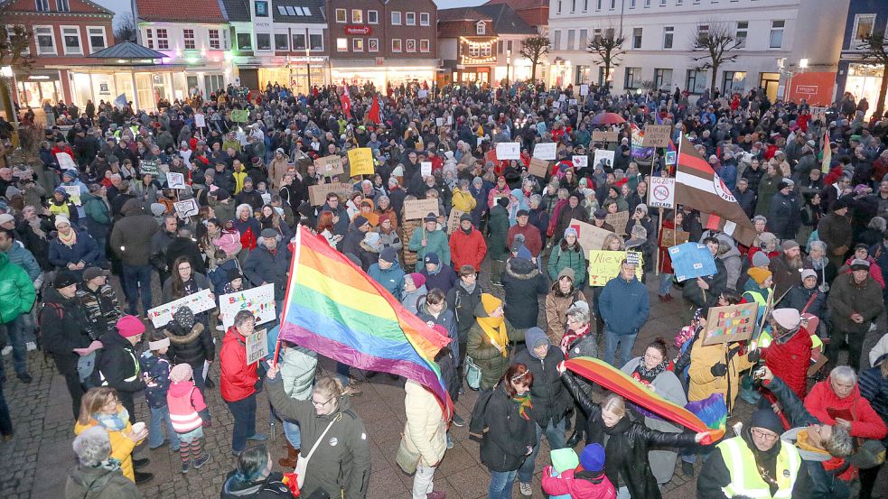 Knapp 3000 Menschen demonstrierten im Januar 2024 auf dem Auricher Marktplatz gegen Rechtsextremismus und für gesellschaftlichen Zusammenhalt. Foto: Romuald Banik