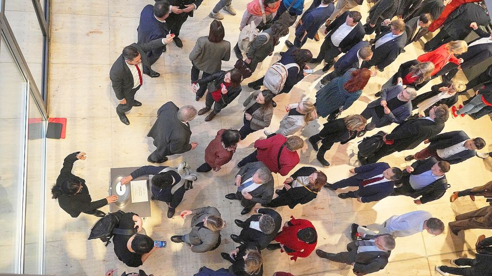 Die Mitglieder des Deutschen Bundestages geben bei der Abstimmung über das „Zustrombegrenzungsgesetz“ ihre Stimmkarten ab. Foto: Kappeler/dpa