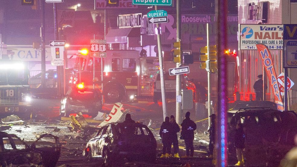 Nach dem Absturz liefen die Rettungs- und Bergungsarbeiten. Foto: Uncredited/The Philadelphia Inquirer/AP/dpa