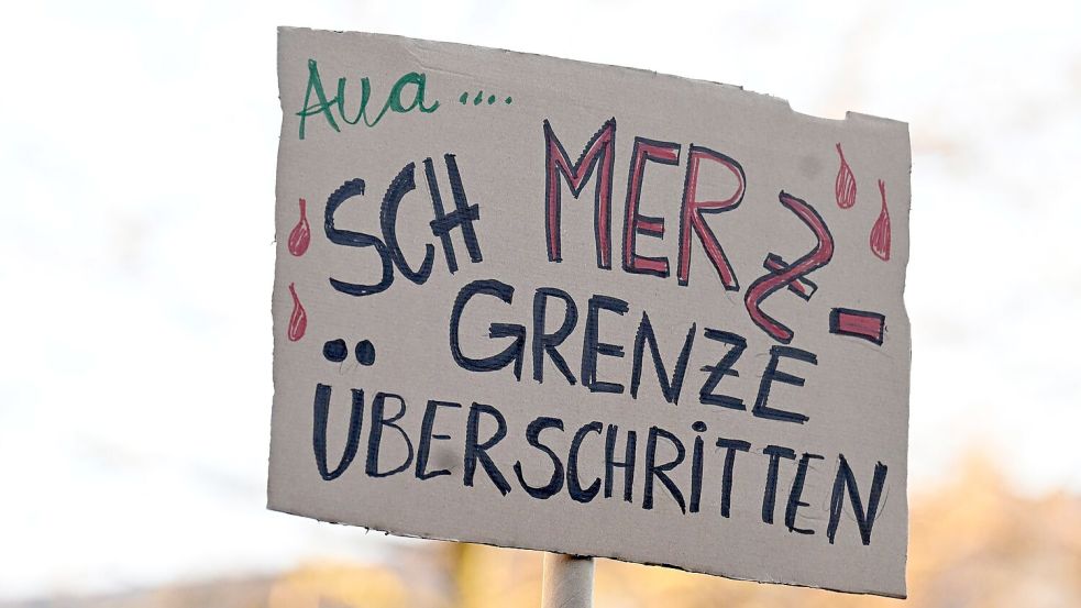 In verschiedenen Städten demonstrieren Menschen gegen eine Zusammenarbeit der Union mit der AfD. Foto: Roberto Pfeil/dpa