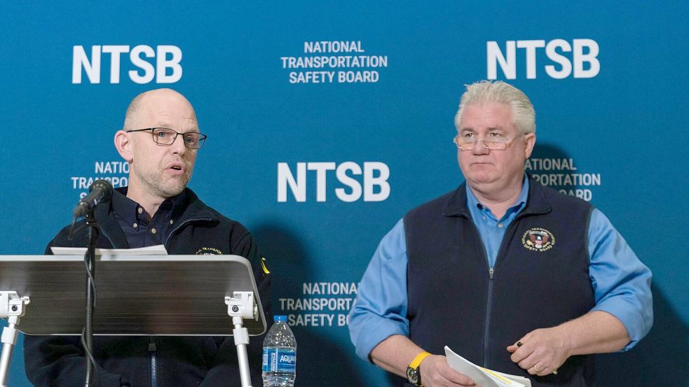 Nach dem Flugzeugunglück in Washington gehen Ermittler der Behörde NTSB widersprüchlichen Angaben zur Flughöhe der beteiligten Maschinen nach. Foto: Jose Luis Magana/AP/dpa