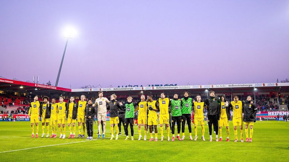 Gewannen am Samstag mit 2:1 in Heidenheim: Die Profis von Borussia Dortmund. Foto: Tom Weller/dpa