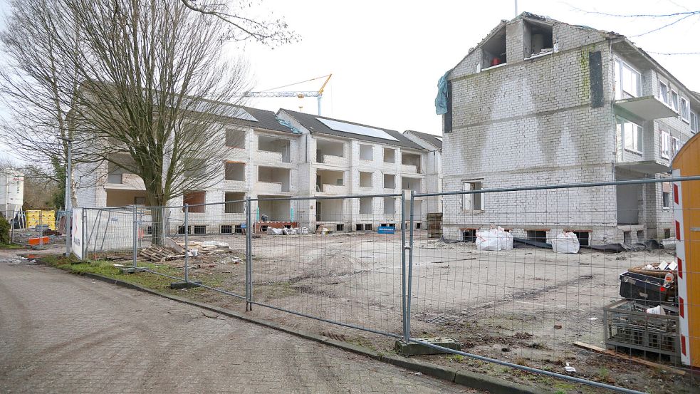 Derzeit ähnelt die beiden Gebäude am Lärchenweg eher einem Gerippe als Wohnhäusern. Foto: Romuald Banik