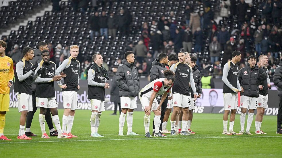 Waren mit dem Punkt nicht zufrieden: Die Spieler von Eintracht Frankfurt Foto: Arne Dedert/dpa