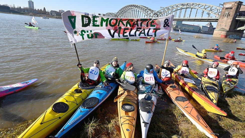 In Köln demonstrieren Wassersportler auf dem Rhein. Foto: Roberto Pfeil/dpa