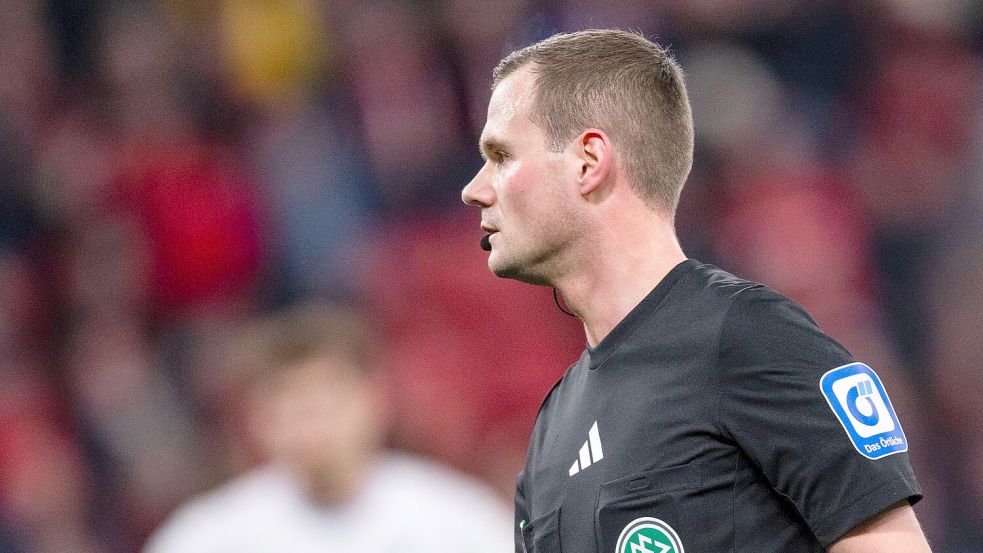 Schiedsrichter Robin Braun sorgte in der Partie zwischen Leverkusen und Hoffenheim für eine Premiere. Foto: Marius Becker/dpa