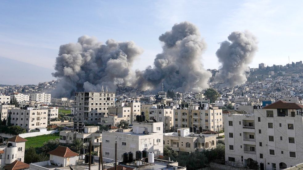 Israels Armee sprengte in der Stadt Dschenin Gebäude in die Luft, die von militanten Palästinensern genutzt worden sein sollen. Foto: Majdi Mohammed/AP/dpa