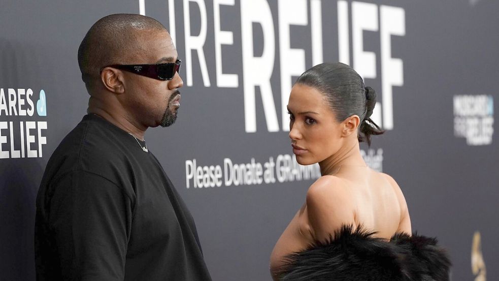 Kanye West und Bianca Censori kommen zur 67. Grammy-Verleihung. Foto: Jordan Strauss/Invision/AP/dpa