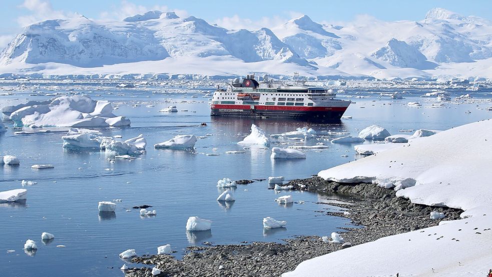 Mit einem Schiff die eisigen Gewässer der Antarktis zu befahren, ist für viele ein Traum. Foto: Anne Hardy/dpa